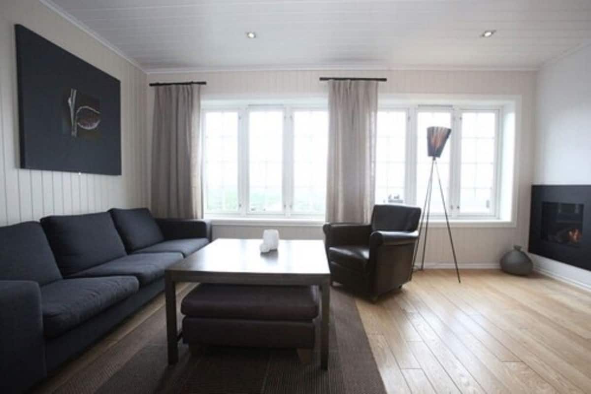 Een flatscreentelevisie, een open haard en vloerverwarming