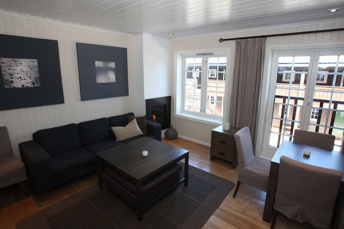 Standaard appartement, 3 slaapkamers, uitzicht op bergen | Woonruimte | Een flatscreentelevisie, een open haard en vloerverwarming