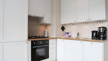 Full-sized fridge, oven, stovetop, dishwasher
