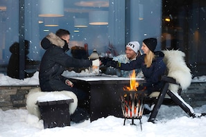 Outdoor dining - Havsdalsgrenda Apartments (Hol)
