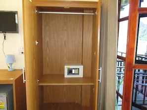 Een houten garderobe met een geïntegreerde kluis.