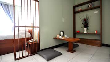 Studio, 1 Queen Bed | Desk, free WiFi