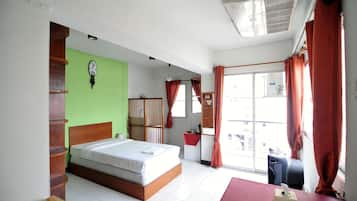 Studio, 1 Queen Bed | Desk, free WiFi