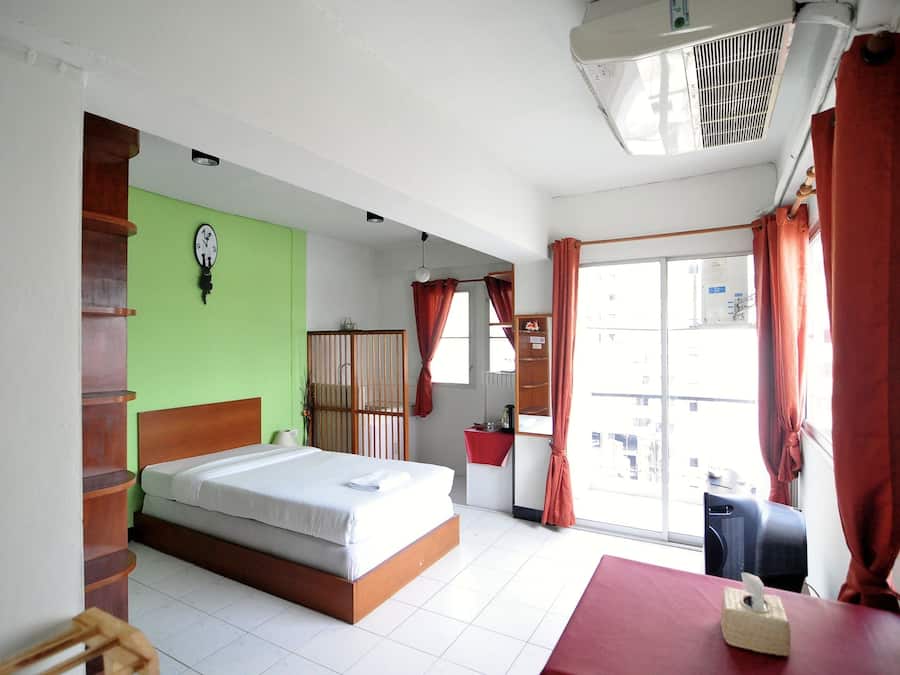 Studio, 1 Queen Bed | Desk, free WiFi