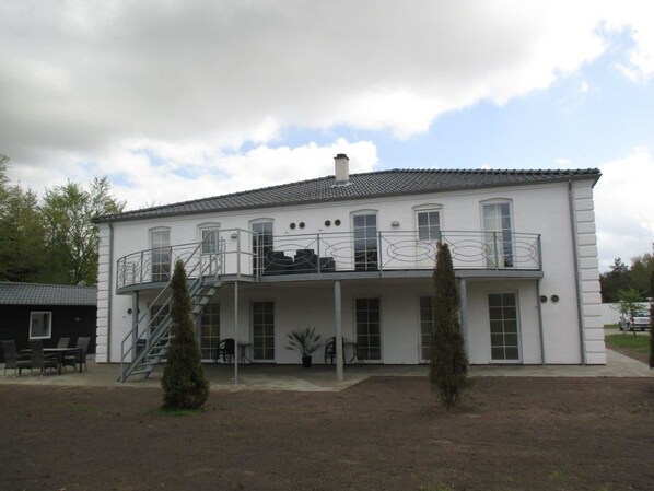 Exterior - White House Hotel Apartments (Brande)