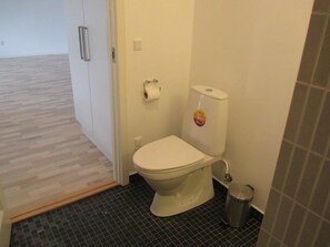 Shower, hair dryer, towels - White House Hotel Apartments (Brande)