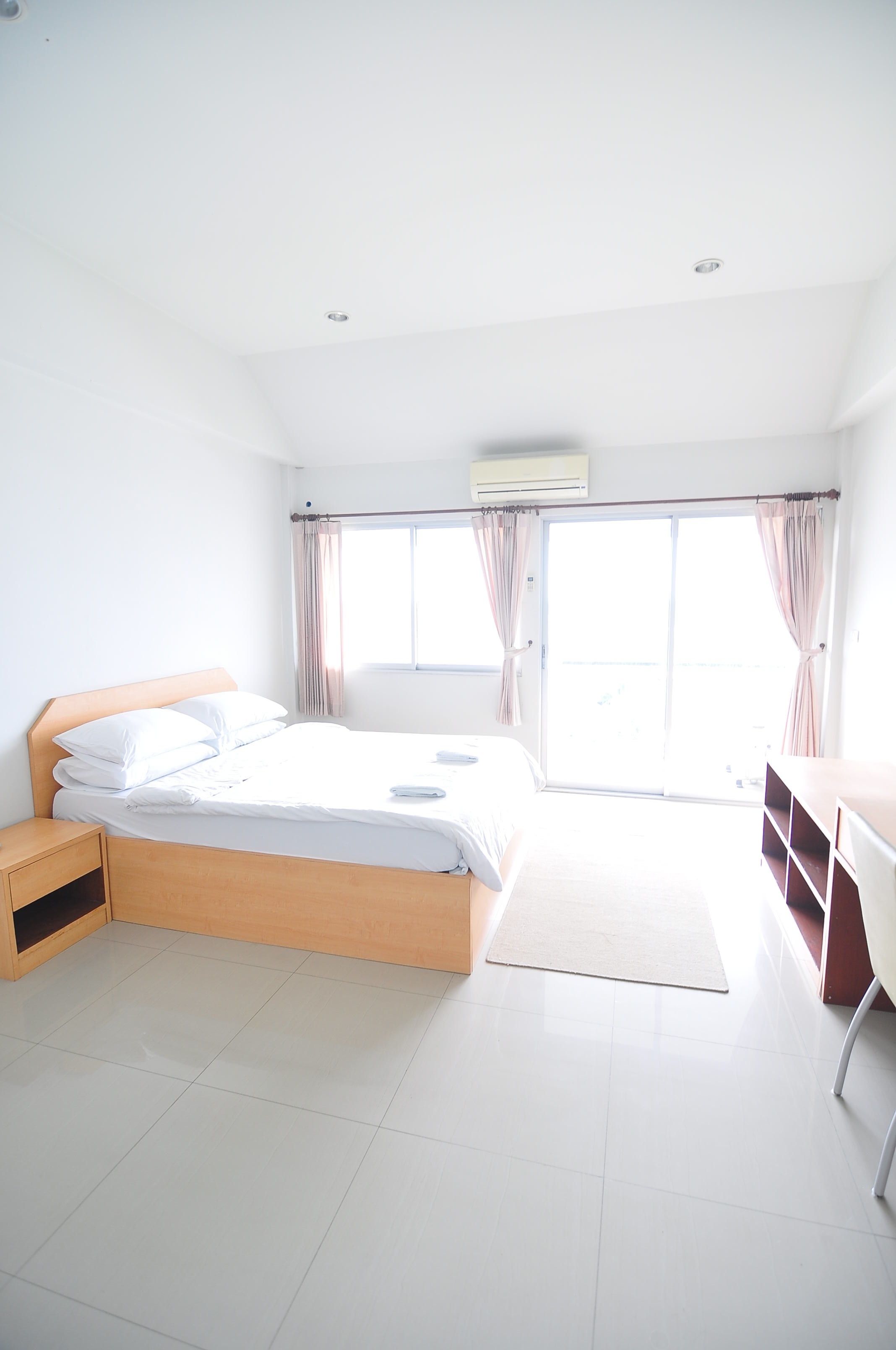 Bàn, giường gấp/giường phụ (phụ phí) 