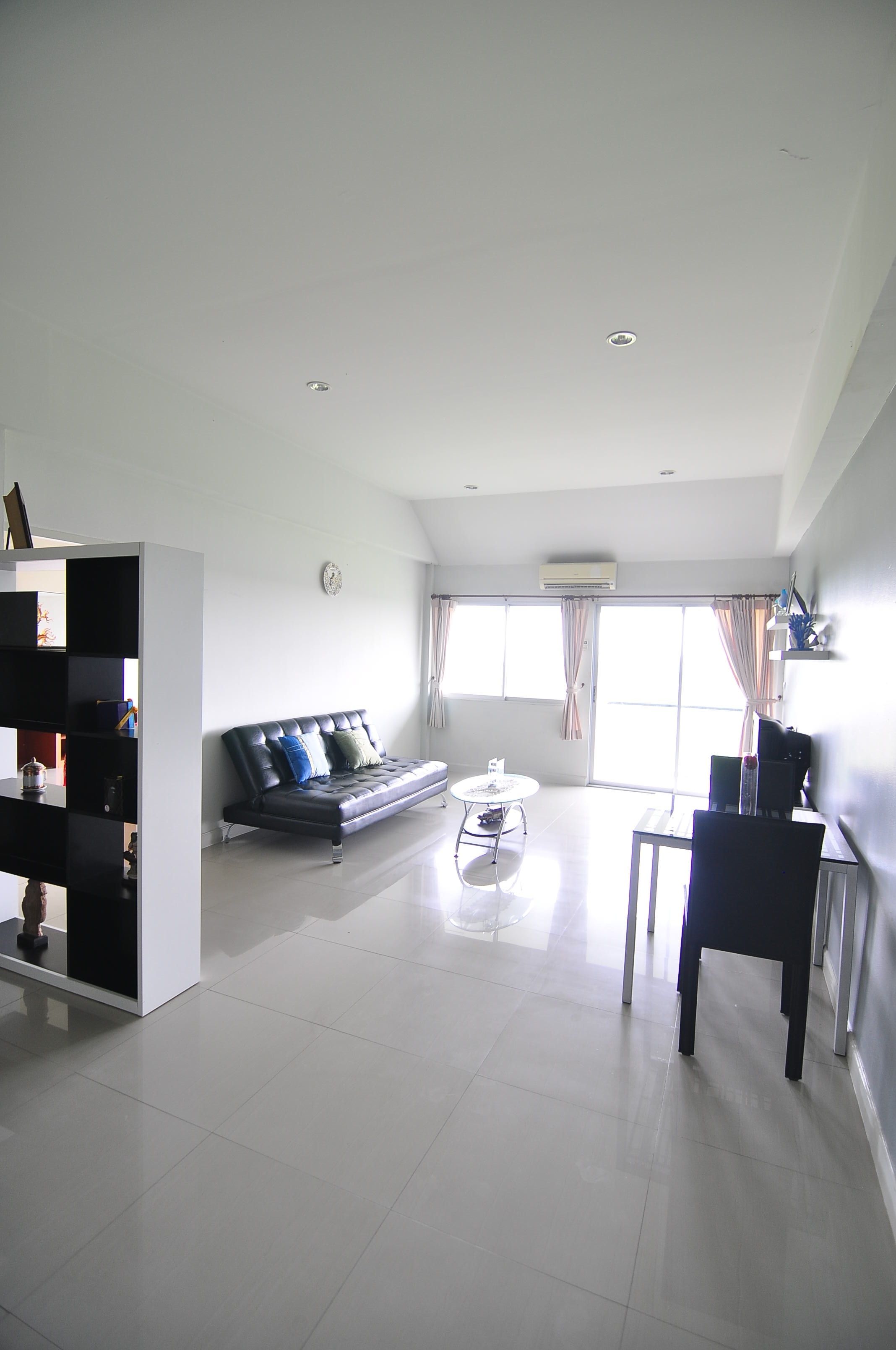 Desk, rollaway beds, free WiFi