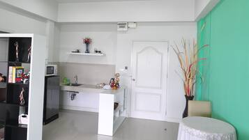 Desk, rollaway beds, free WiFi