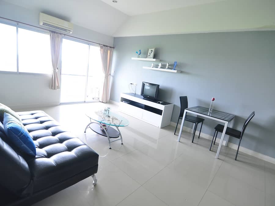 Desk, rollaway beds, free WiFi