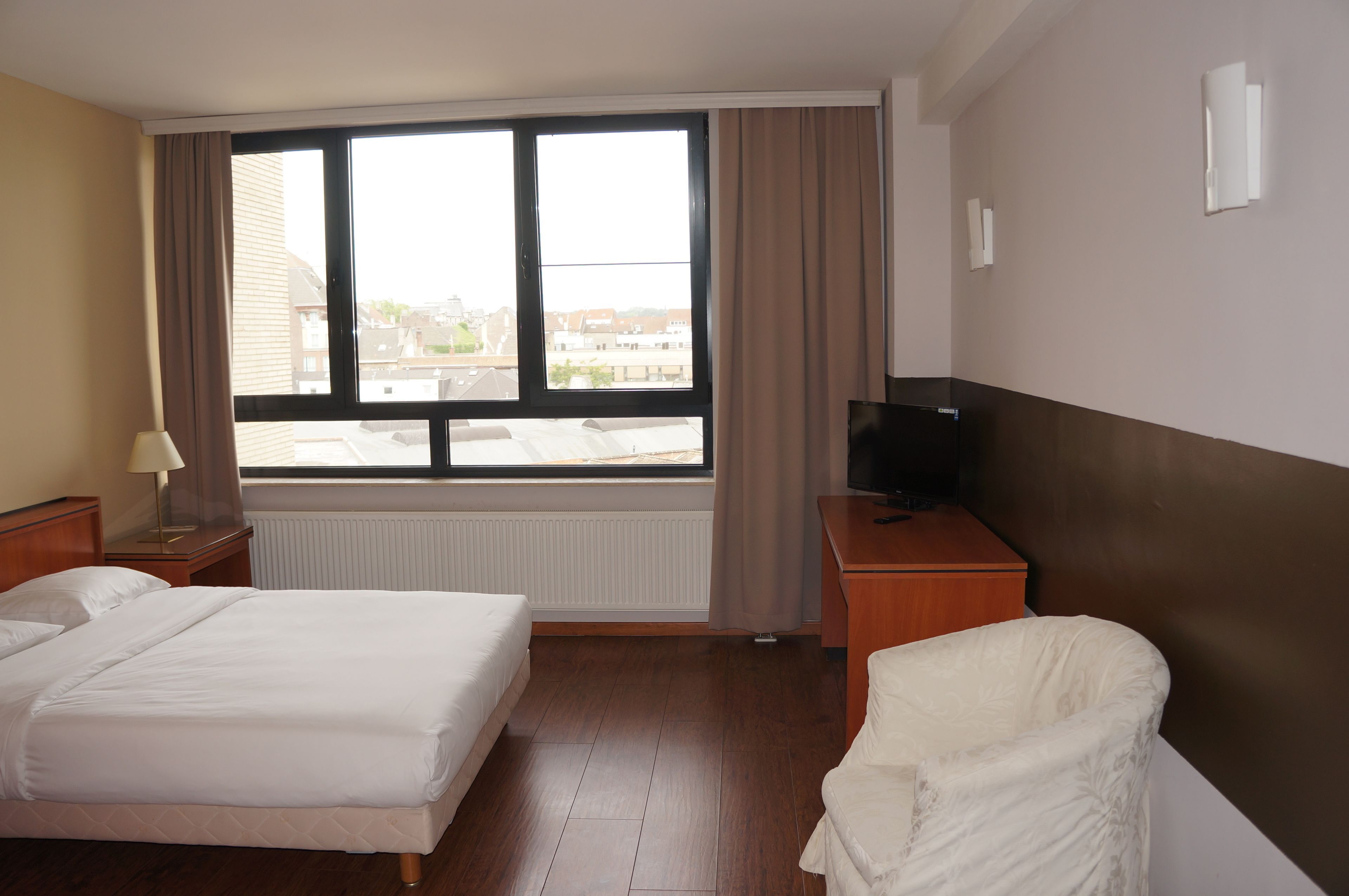 Desk, soundproofing, free WiFi, bed sheets