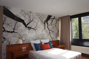 Desk, soundproofing, free WiFi, bed sheets