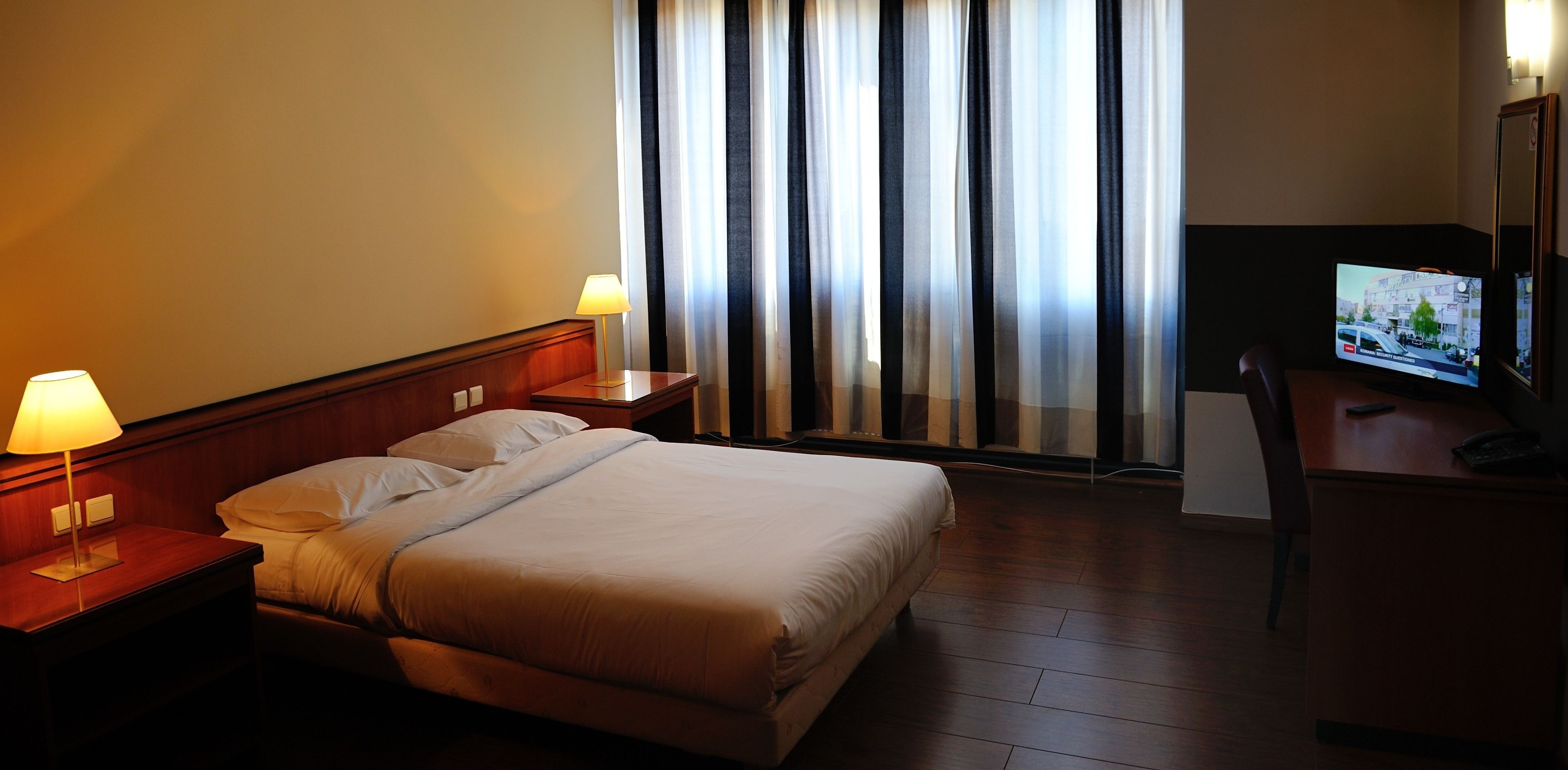 Desk, soundproofing, free WiFi, bed sheets