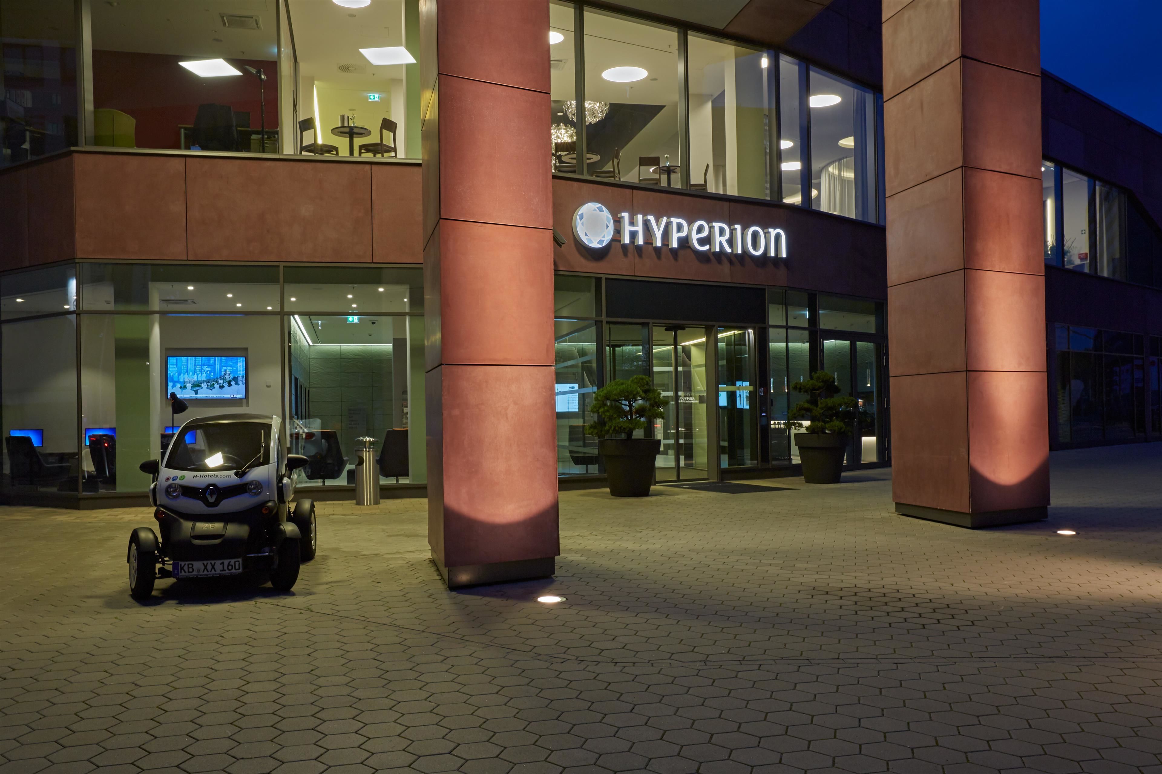 Un edificio moderno con un letrero que dice "Hyperion".