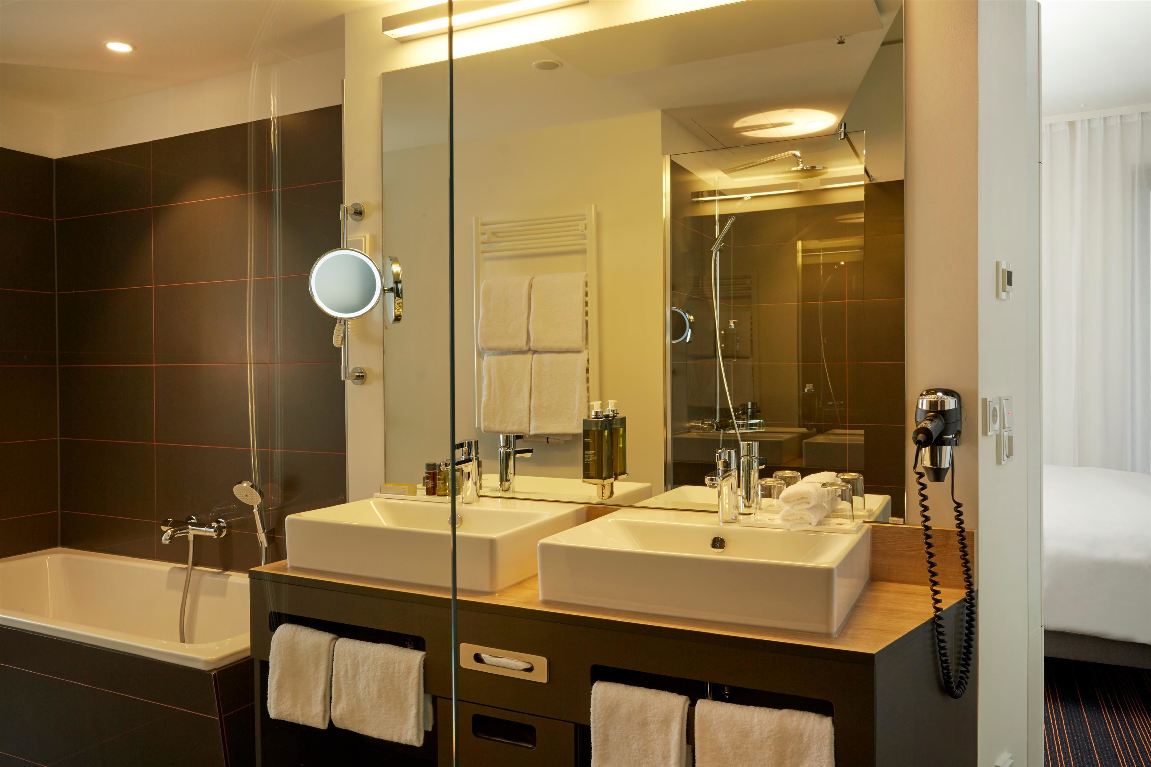junior suite | bathroom | free toiletries, slippers, towels