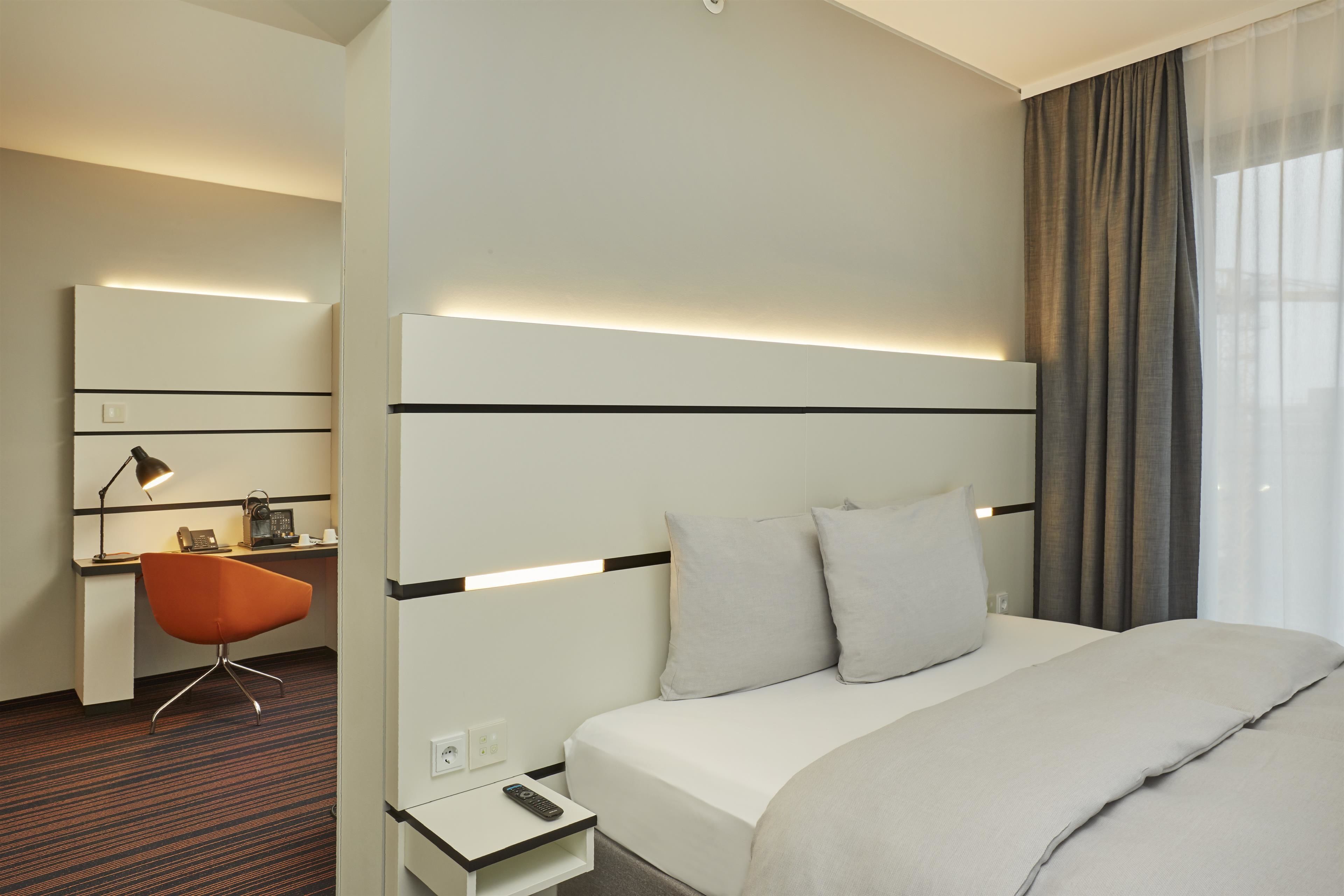 Ropa de cama hipoalergénica y minibar con artículos gratuitos 