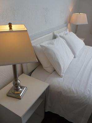 Iron/ironing board, free WiFi, bed sheets - Auberge La Petite École de Forillon (Gaspé)