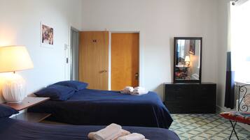 Vierbettzimmer, Gemeinschaftsbad (4 personnes) | 1 Schlafzimmer, Bügeleisen/Bügelbrett, kostenloses WLAN, Bettwäsche
