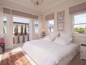 Egyptian cotton sheets, premium bedding, down comforters, in-room safe - Isola Bella (Knysna)