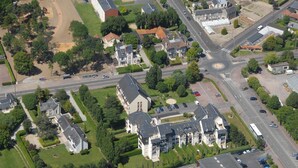 An aerial view of a residential area with houses, roads, and a playground. - Résidence Lagrange Vacances Cabourg (Cabourg)