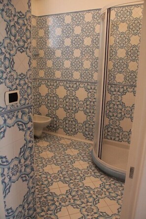 Appartement, 2 chambres, terrasse (Tiberio) | Salle de bain | Bidet, serviettes fournies
