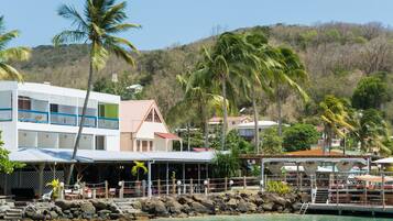 Accommodatie ligt op het strand, wit zand, ligstoelen, parasols
