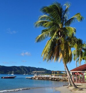 En la playa, playa de arena blanca, camastros y sombrillas