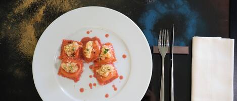 Un plato blanco con comida sobre una mesa.