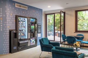 Lobby sitting area - Warmthotel (Rome)