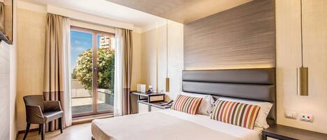 Pengeskab på værelset, skrivebord, mørklægningsgardiner, lydisolering