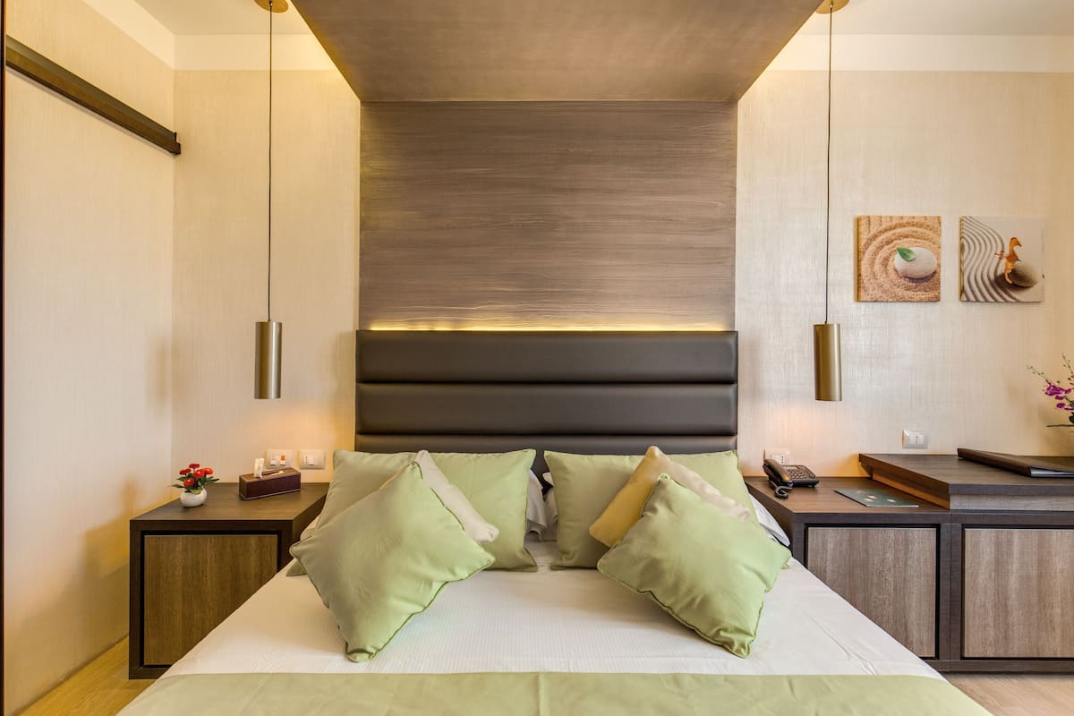 In-room safe, desk, blackout drapes, soundproofing