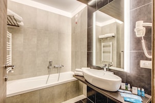 Articles de toilette gratuits, sèche-cheveux, bidet, serviettes fournies