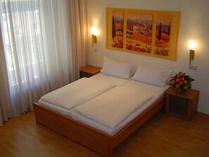 Double Room | Desk, cots/infant beds, rollaway beds, free WiFi