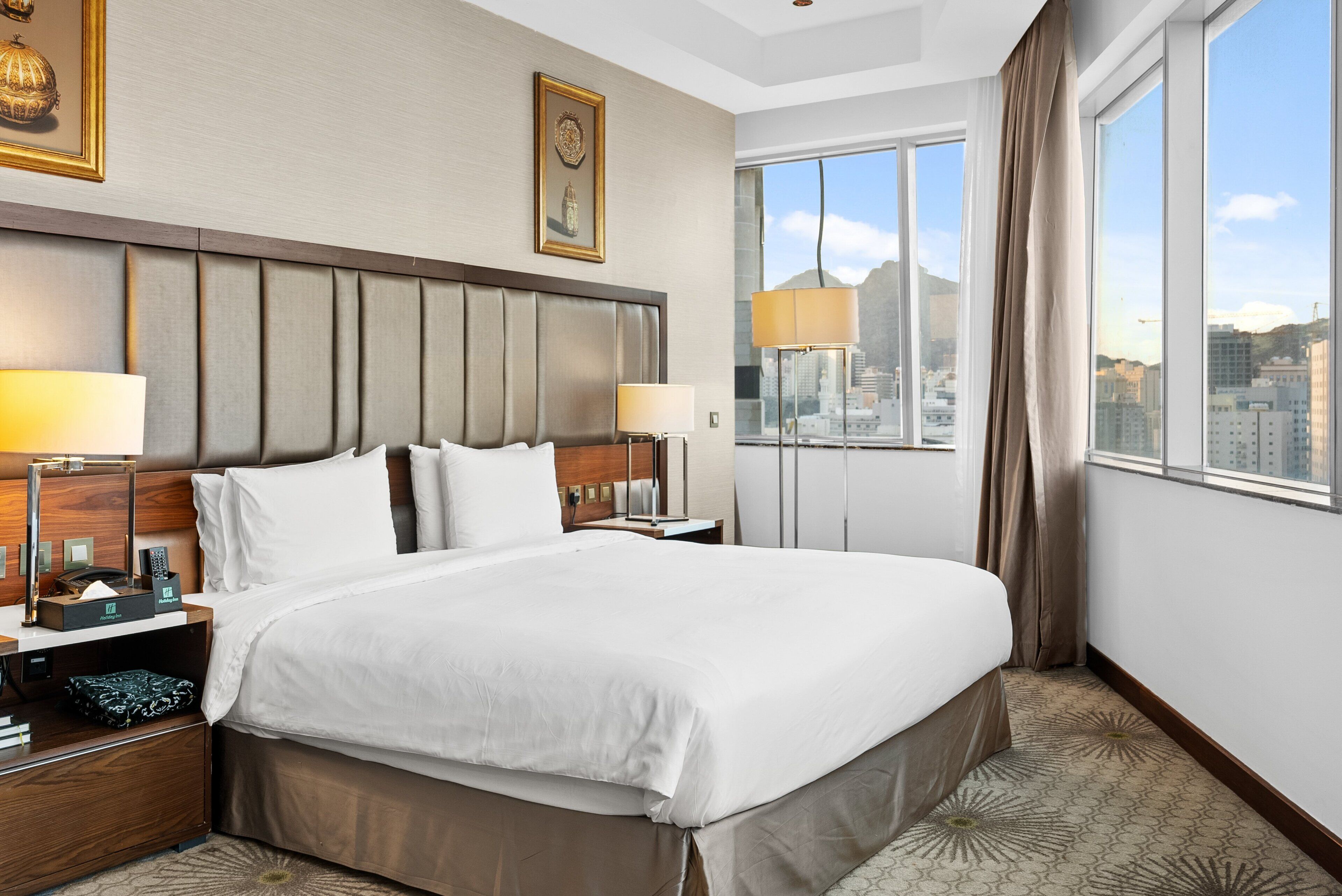 Minibar, Zimmersafe, Schreibtisch, Verdunkelungsvorhänge