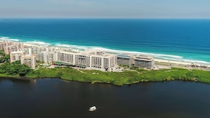 A coastal hotel with multiple buildings, a beachfront, and a body of water. - Grand Hyatt Rio De Janeiro (Rio de Janeiro)