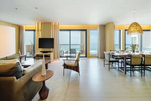 Caja fuerte, escritorio, cortinas opacas y sistema de insonorización