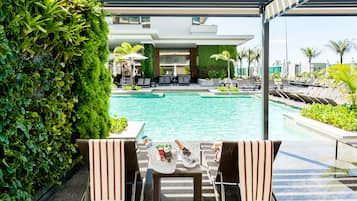 2 udendørs pools, hytter (tillægsgebyr), parasoller