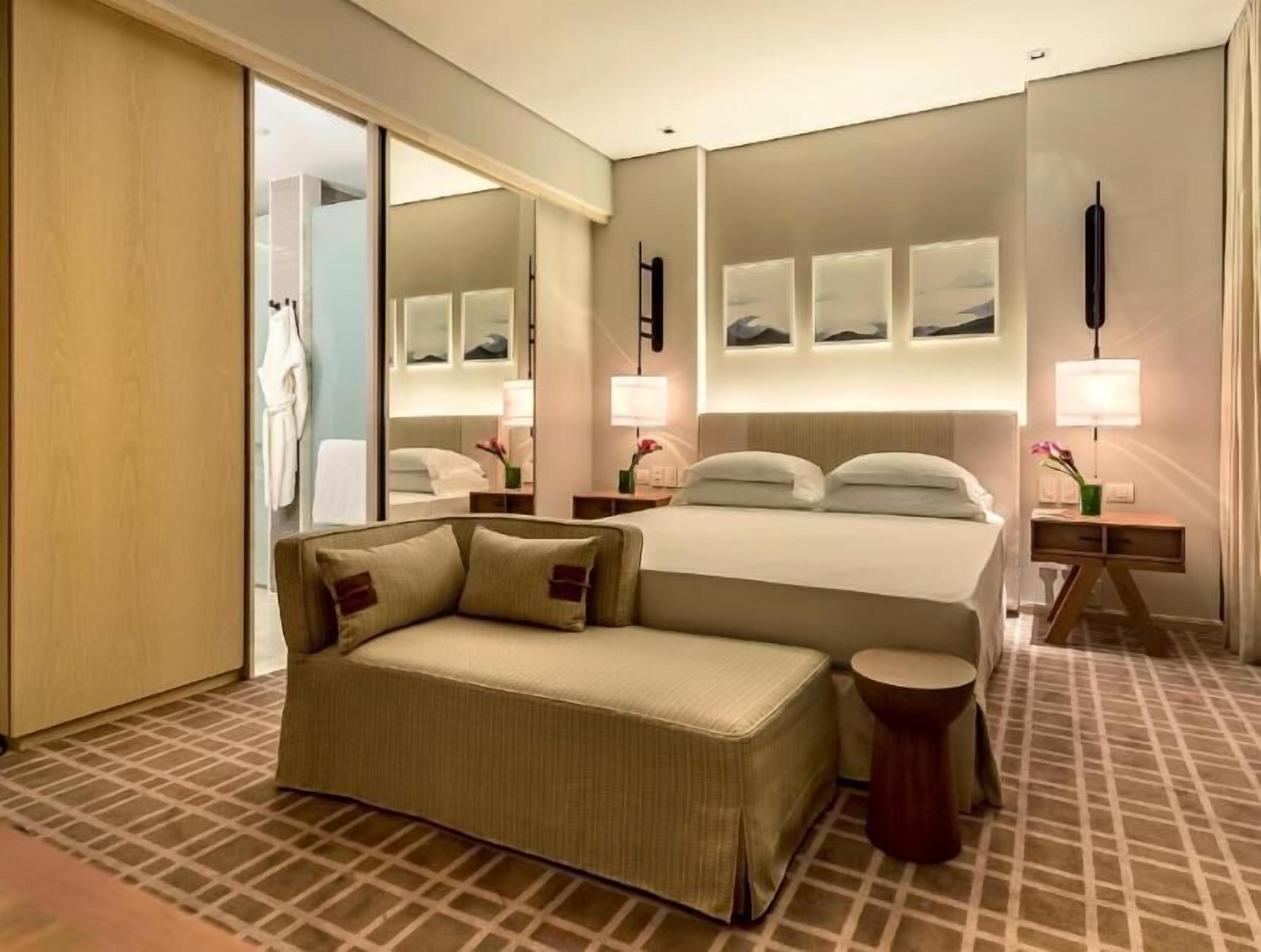 Safe på rommet, skrivebord, blendingsgardiner og lydisolert