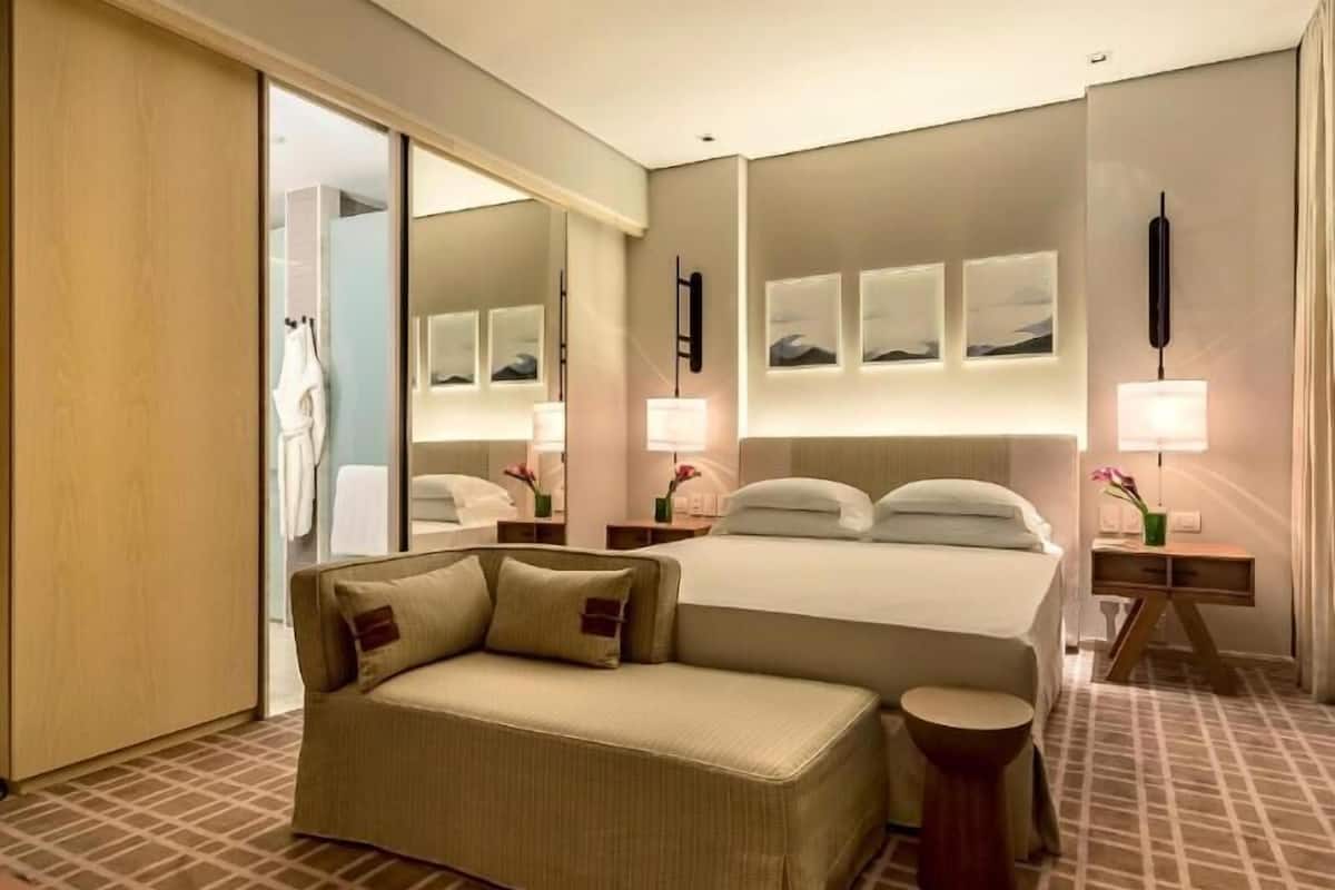 Tallelokero huoneessa, työpöytä, pimennysverhot, äänieristys