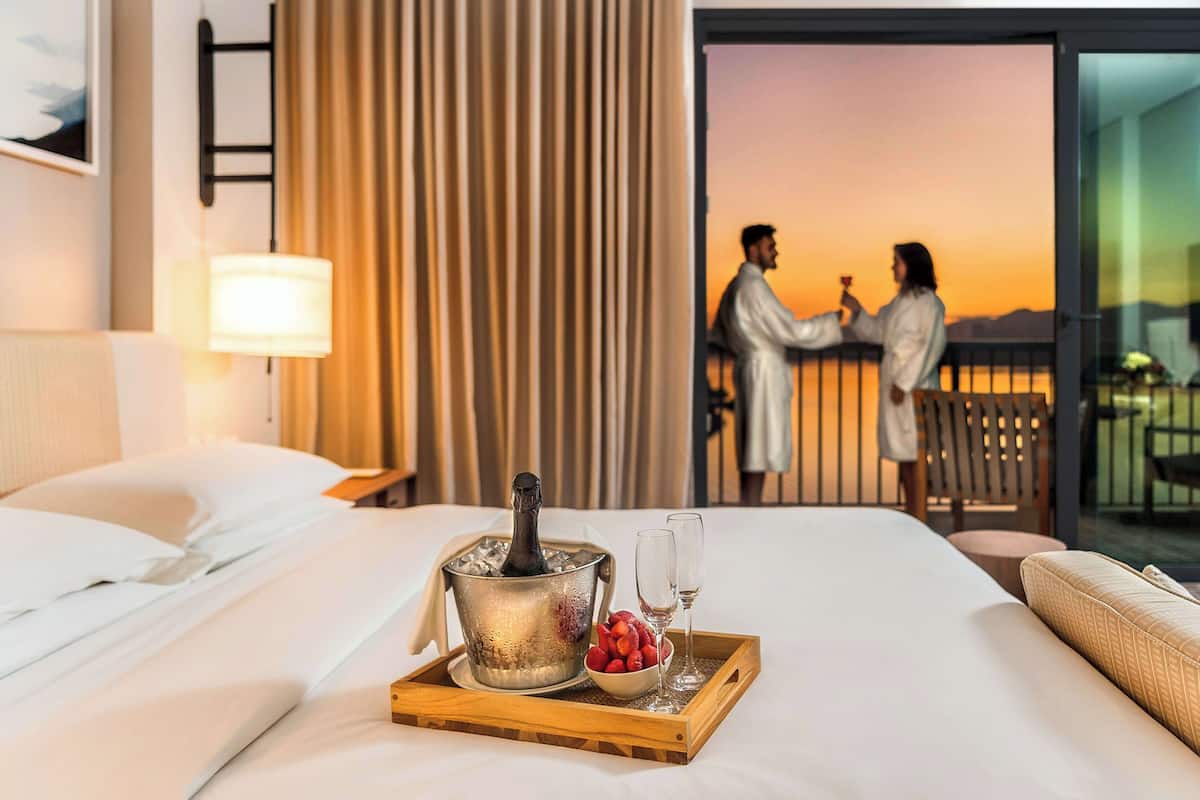 Suite – grand, 1 kingsize-seng | Safe på rommet, skrivebord, blendingsgardiner og lydisolert