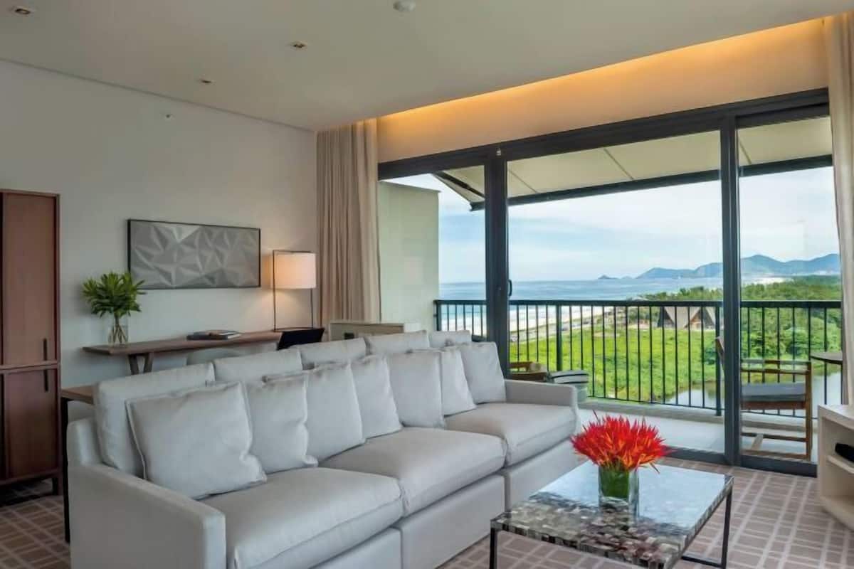 Living area | 42-inch TV with cable channels, toys, streaming services