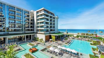 2 albercas al aire libre y camas balinesas (con cargo)