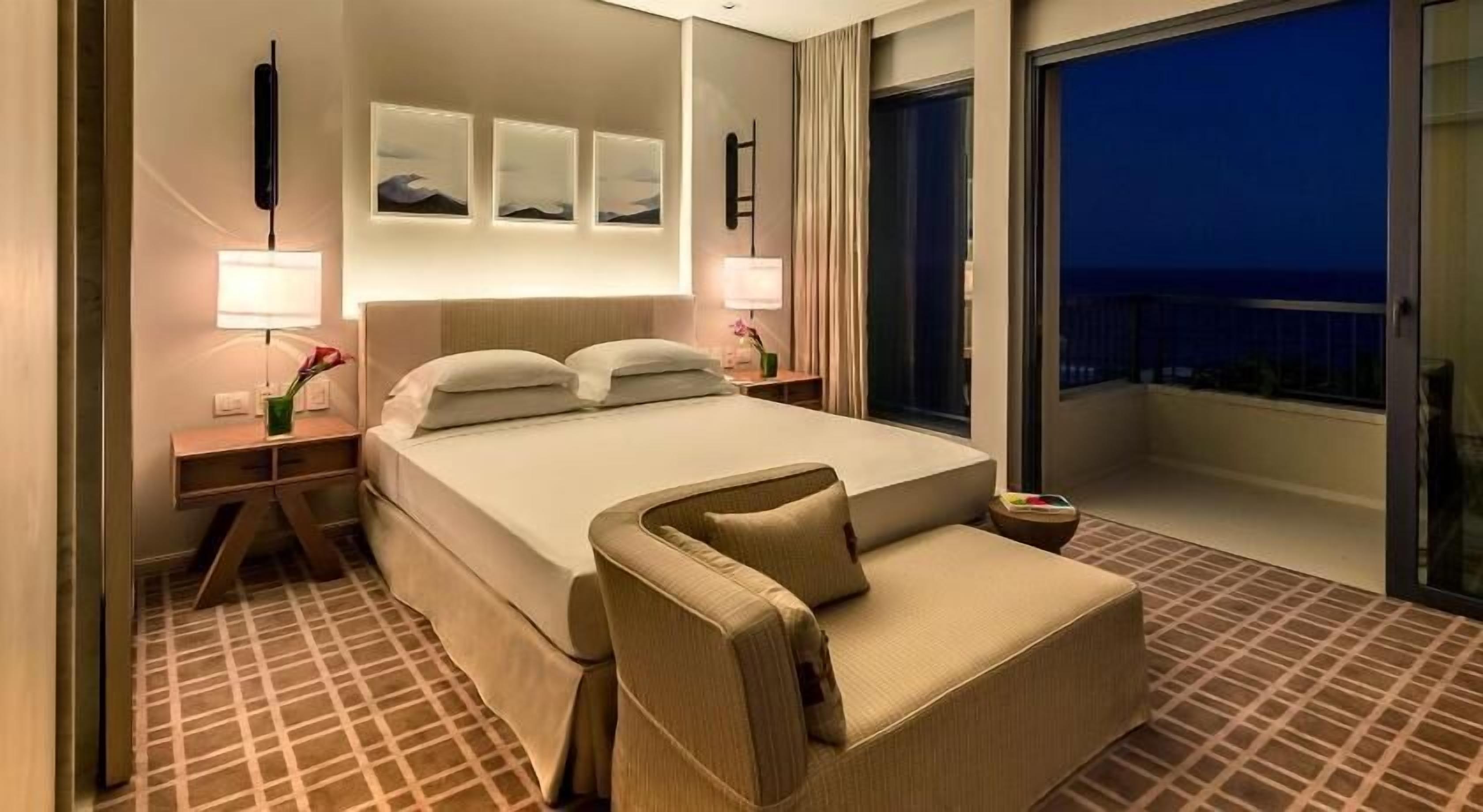 Safe på rommet, skrivebord, blendingsgardiner og lydisolert