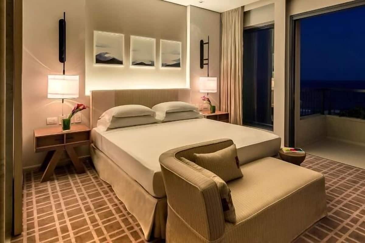 Tallelokero huoneessa, työpöytä, pimennysverhot, äänieristys