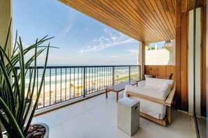 客房内保险箱、办公桌、遮光窗帘、隔音