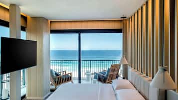 Diplomat Suite | In-room safe, desk, blackout drapes, soundproofing