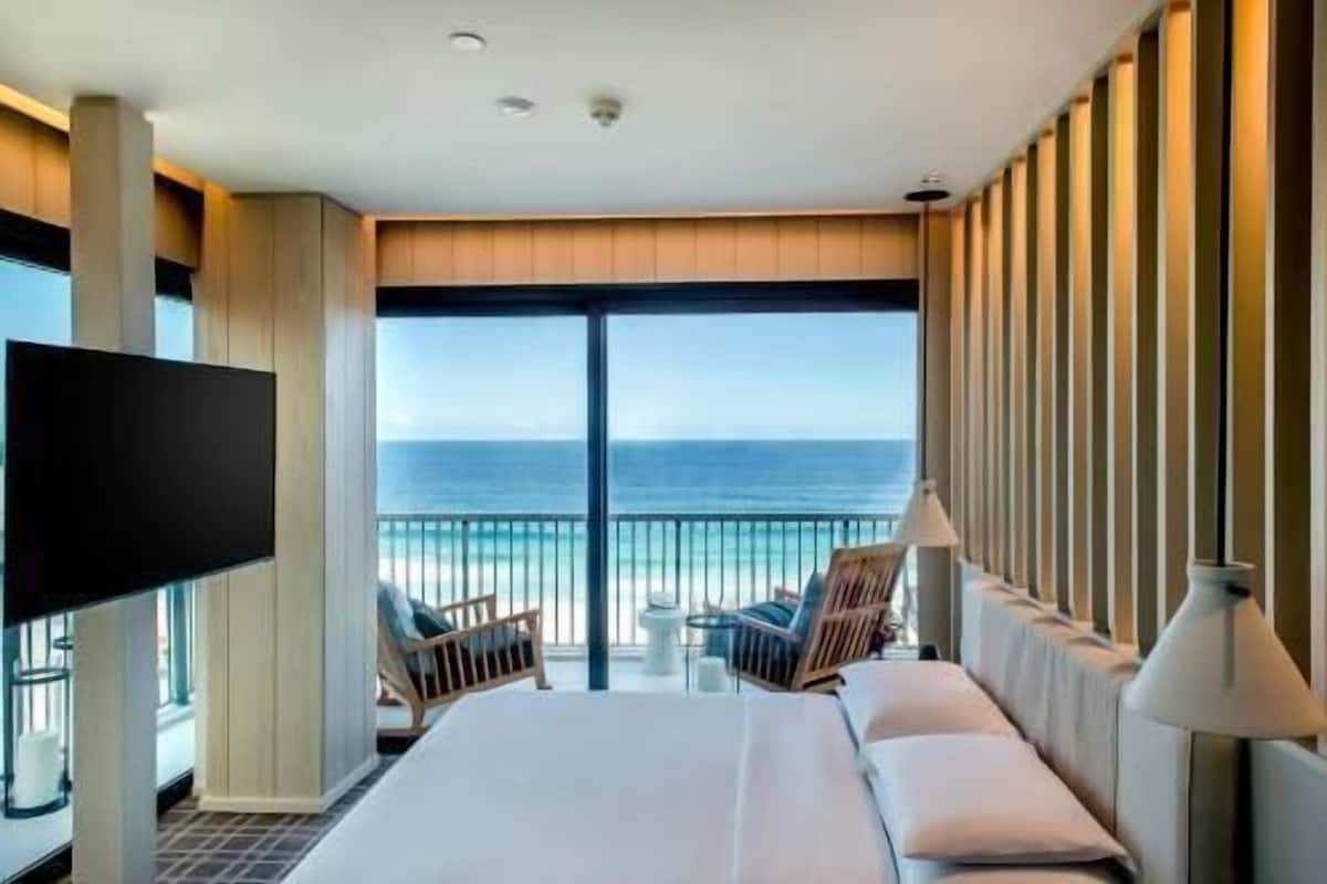 Tallelokero huoneessa, työpöytä, pimennysverhot, äänieristys