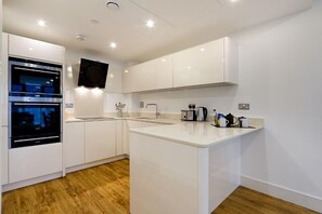 Standard Apartment, 1 Bedroom | Private kitchen | Fridge, microwave, oven, stovetop