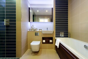 スタンダード アパートメント 1 ベッドルーム | バスルーム | バスアメニティ (無料)、ヘアドライヤー、タオル