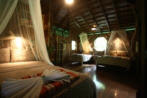 3 Bed Bungalow A (1 Queen, 1 Double & 1 Single Bed) | Premium bedding, in-room safe, free WiFi, bed sheets - La Costa de Papito (Cahuita)